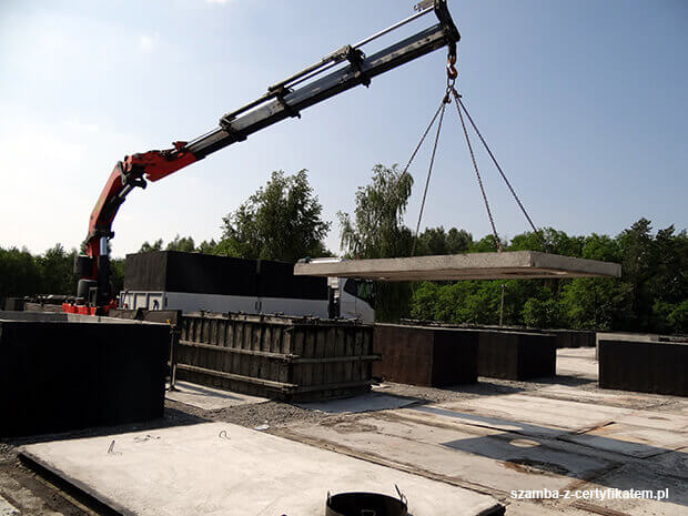 Załadunek szczelnego szamba betonowego do transportu  w Annopolu